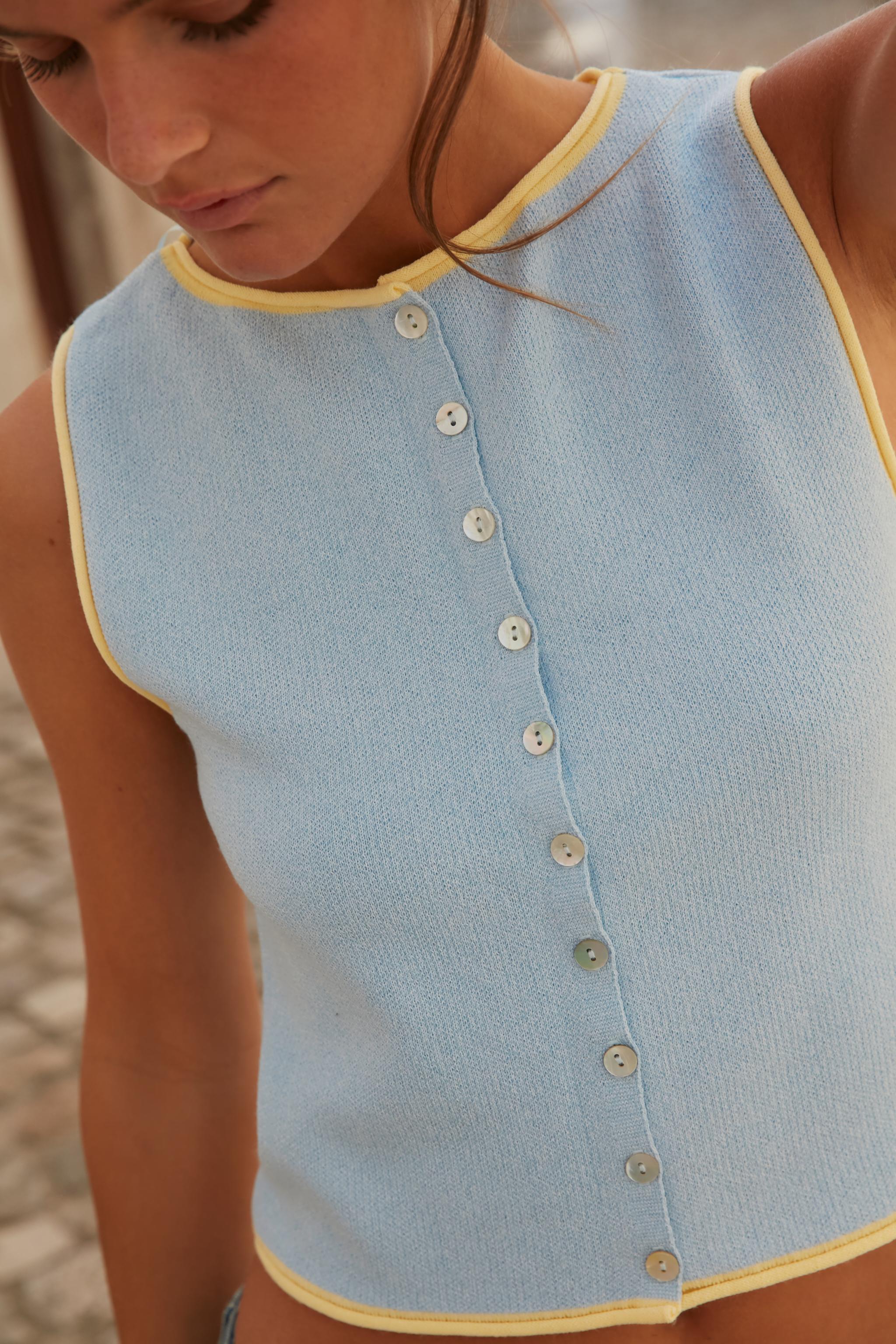 CONTRAST TRIM KNIT TOP